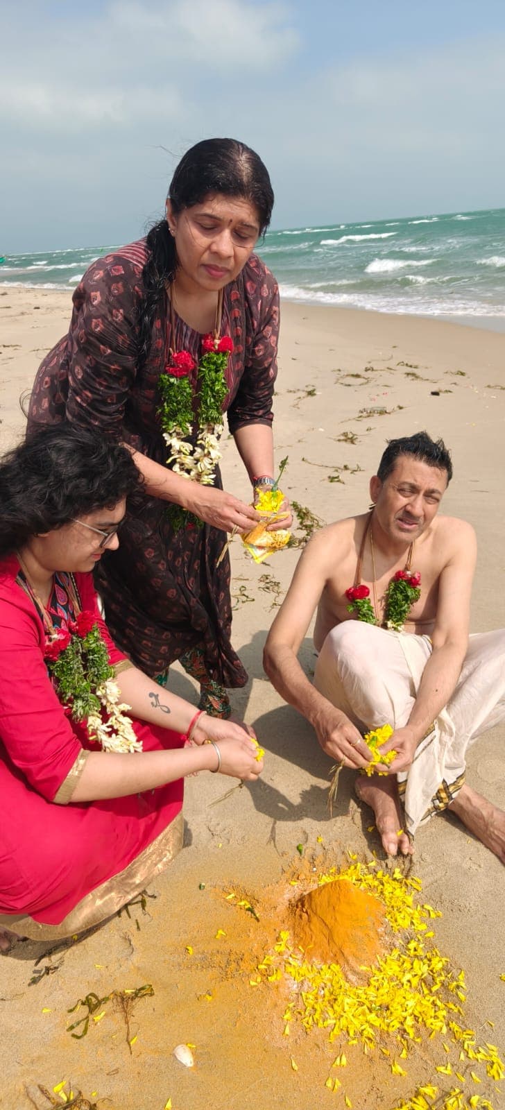 Best Pandit in Rameshwaram Deepak Sastrigal performing Pind Daan ritual at Agni Theertham